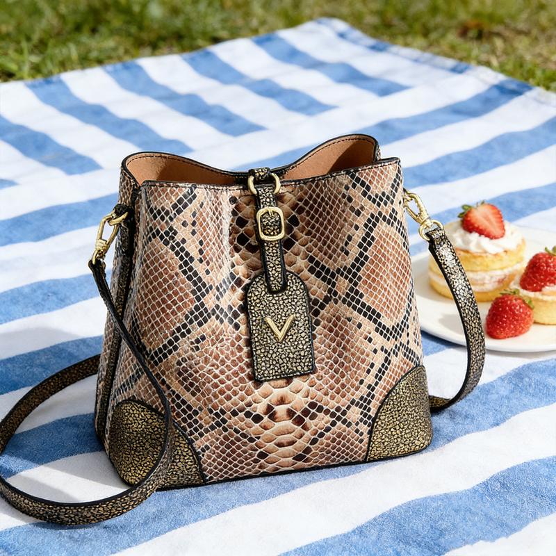 Fashionable women's snake patterned handbag - gradient adjustable shoulder strap, multiple zipper compartments and gold hardware, large capacity crossbody bag, suitable for birthday gifts and daily commuting.
