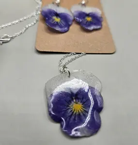 Pressed Flower Resin Necklace Pendant – Real Dried Botanical Jewelry