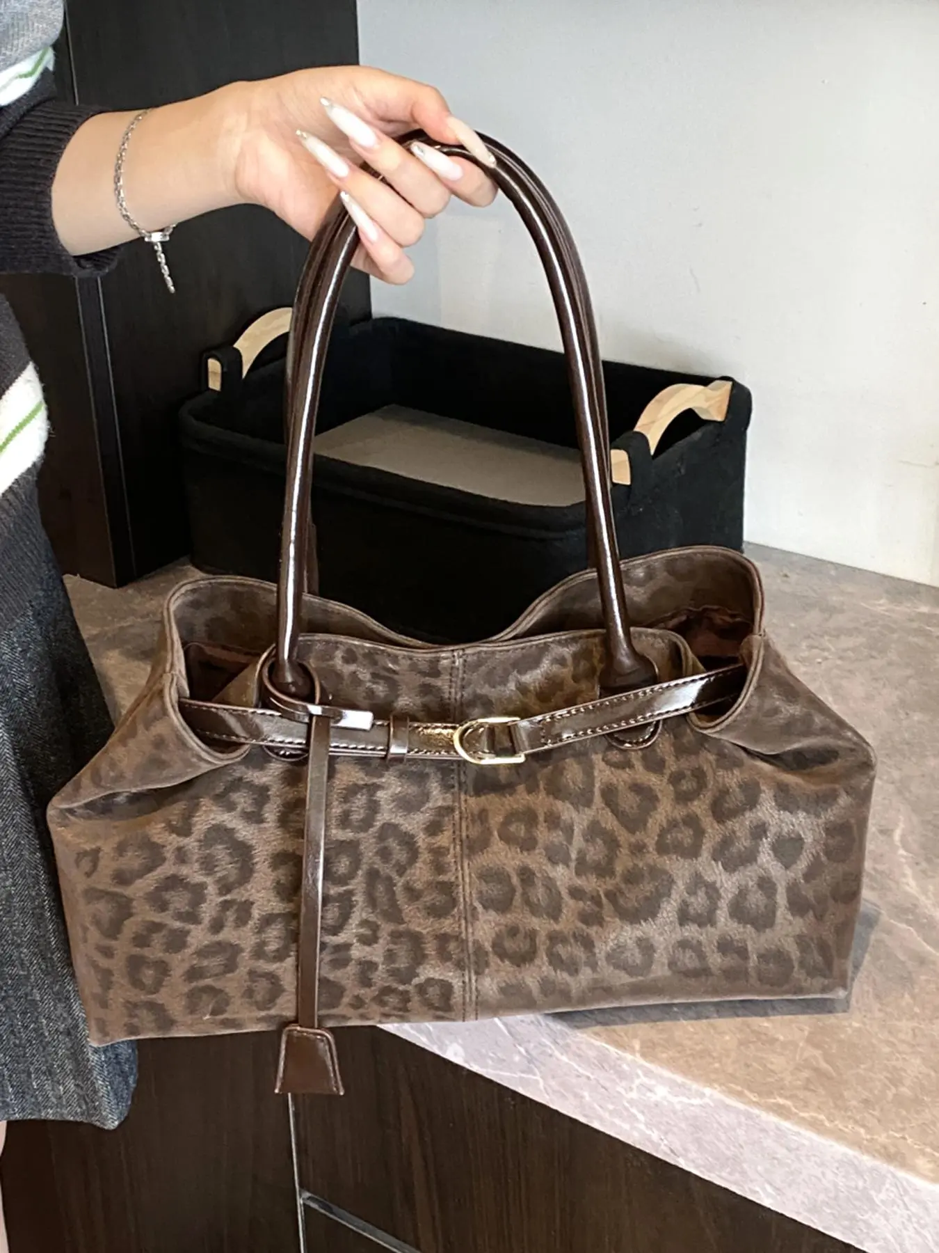 Simple retro leopard print handheld shoulder tote bag, PU tote satchel, leather lock decorated casual style shoulder bag, Versatile shoulder bags, trendy and versatile, suitable for daily commuting shopping