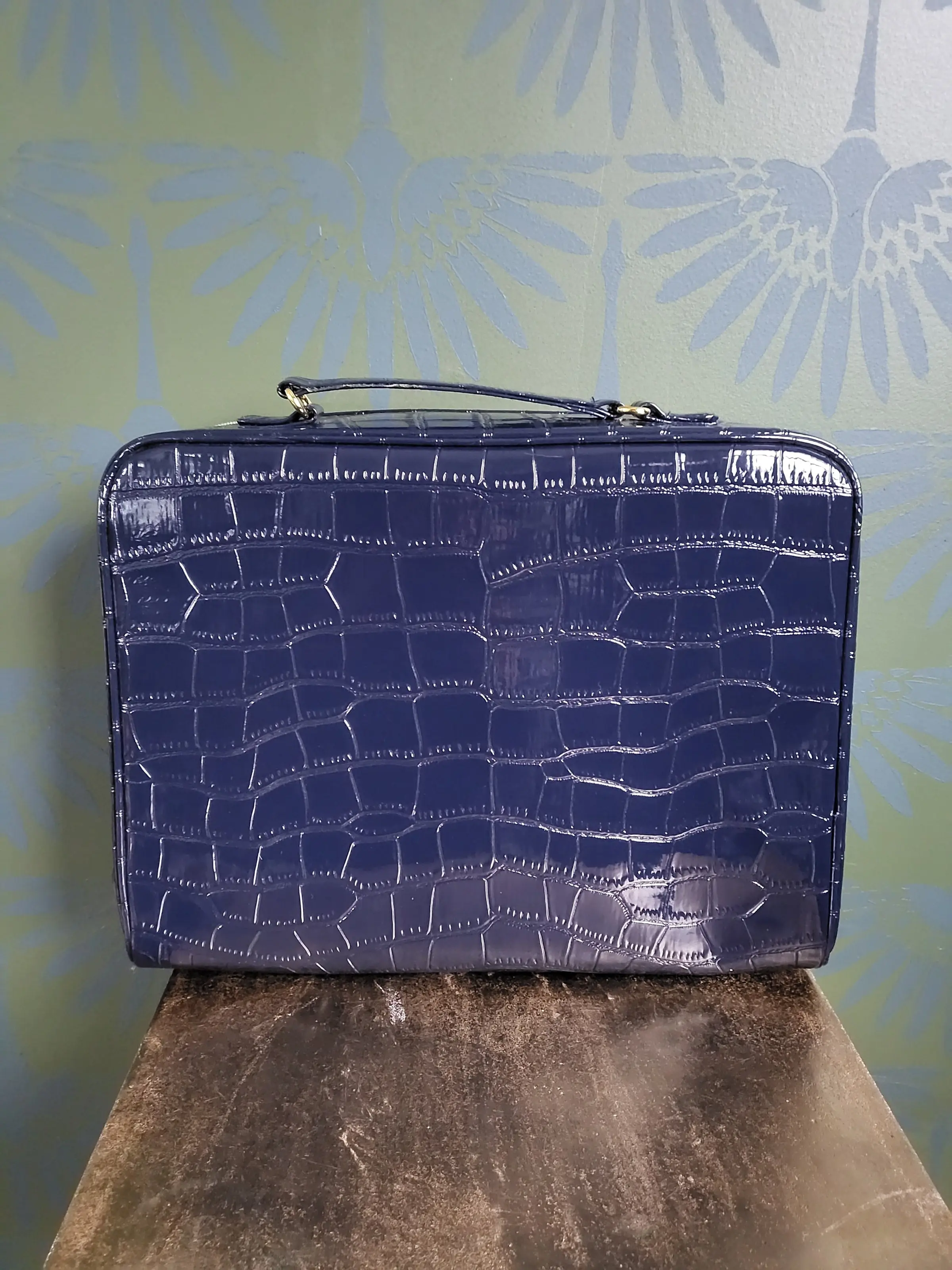 Este Lauder Faux Navy Alligator Travel Case