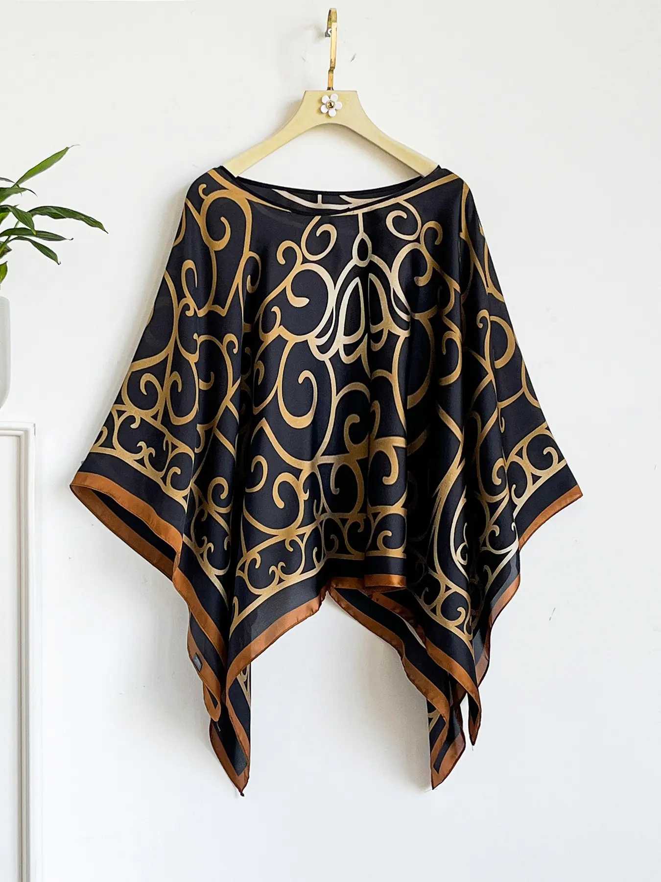 French Luxe Baroque Print Silk-Feel Shawl for Dress, Windproof Sandproof Soft Boho Style Silk Feeling Scarf Wrap, Fashionable Versatile Accessory for Stylish