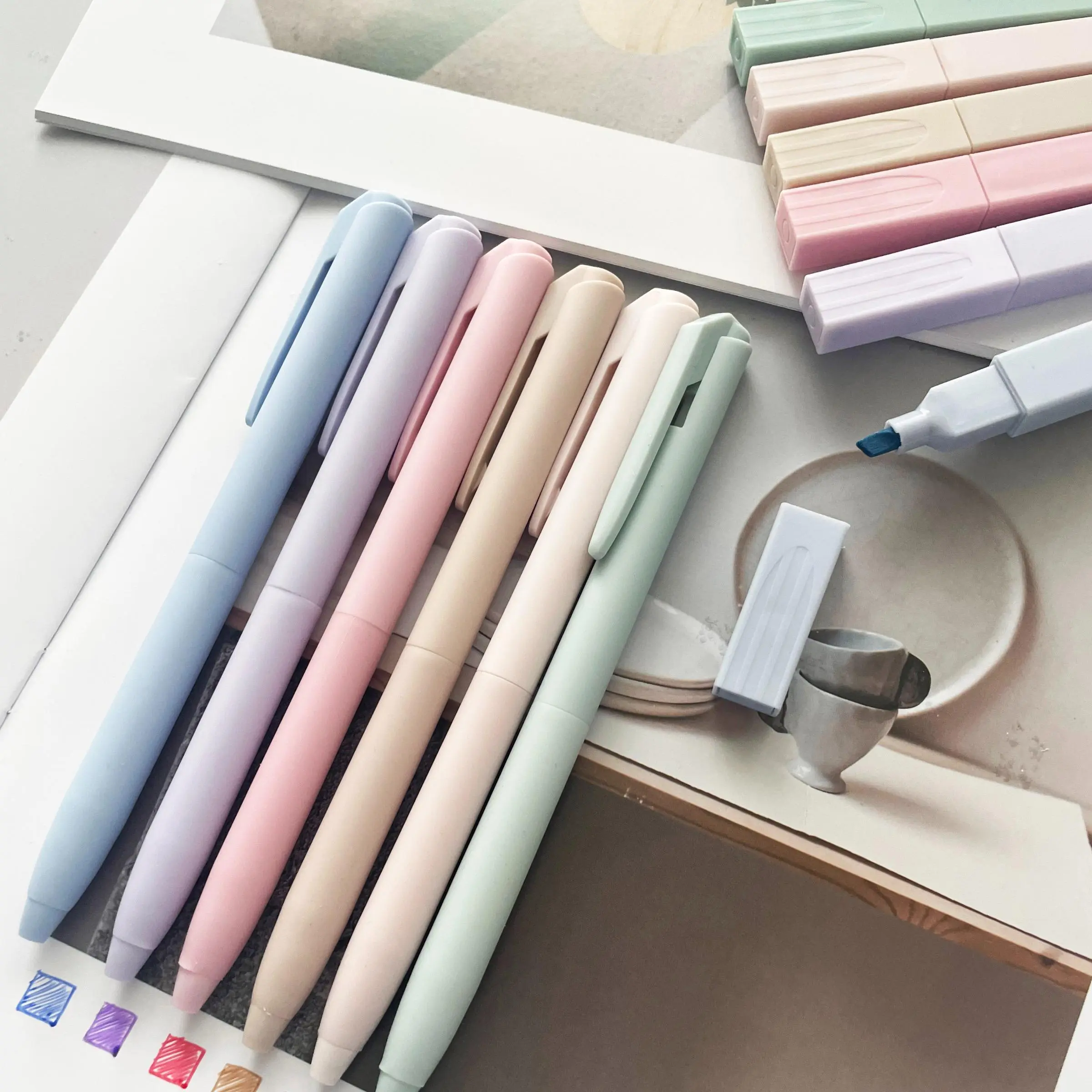 Morandi Aesthetic Pastel Highlighter Marker Pen, 12pcs/set Soft Touch Smooth Writing No Bleed Dry Fast Highlighter Pen, Journaling School Supplies, Aesthetic Pens, Aesthetic Pastel Markers, No Bleed Highlighters
