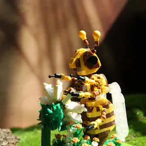 Insect World Building Blocks Set, Creative Building Block, Micro Particles Insect Toys, Bee Butterfly Mantis Dragonfly Ladybug Assembly Toy, Building Block Model, Desktop Decoration Gift