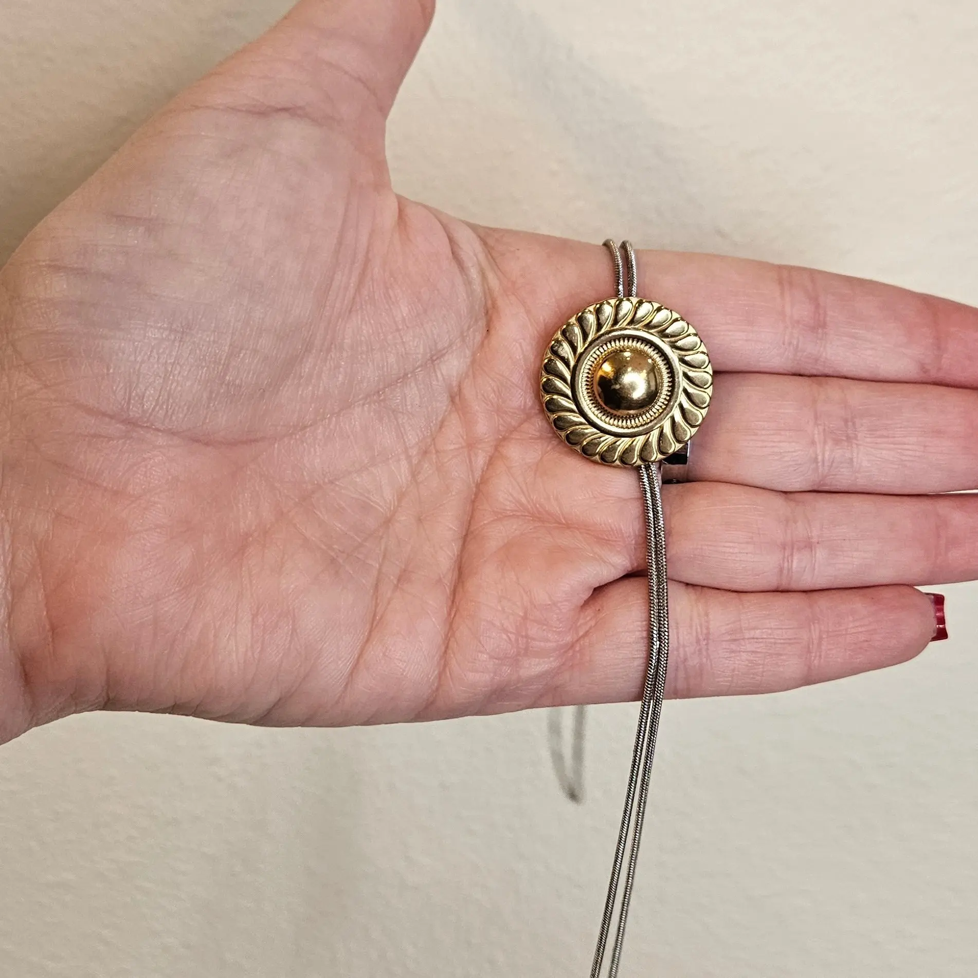 Lisandra – Bolo Tie de acero inoxidable / Lisandra – Stainless Steel Bolo Tie