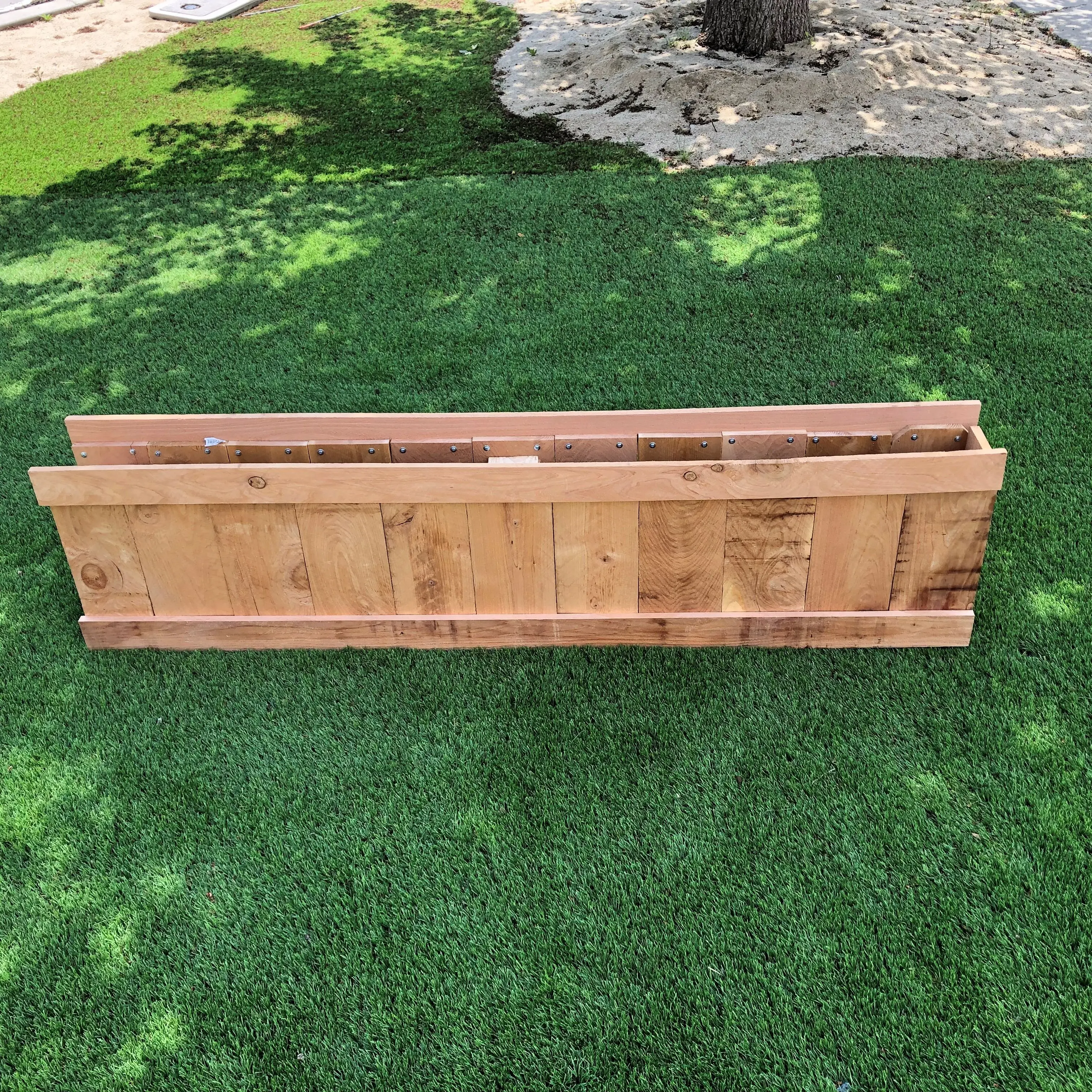 High-Quality Cedar Wood Garden Retaining Wall/Planter for Soil Erosion Control