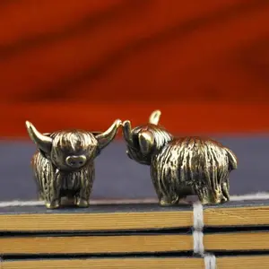 *Hot Sale Mini Retro Brass Wall Highland Cattle Sculpture Hand Toy Gift Keychain Ornament Home Office Desk Decorative Ornament