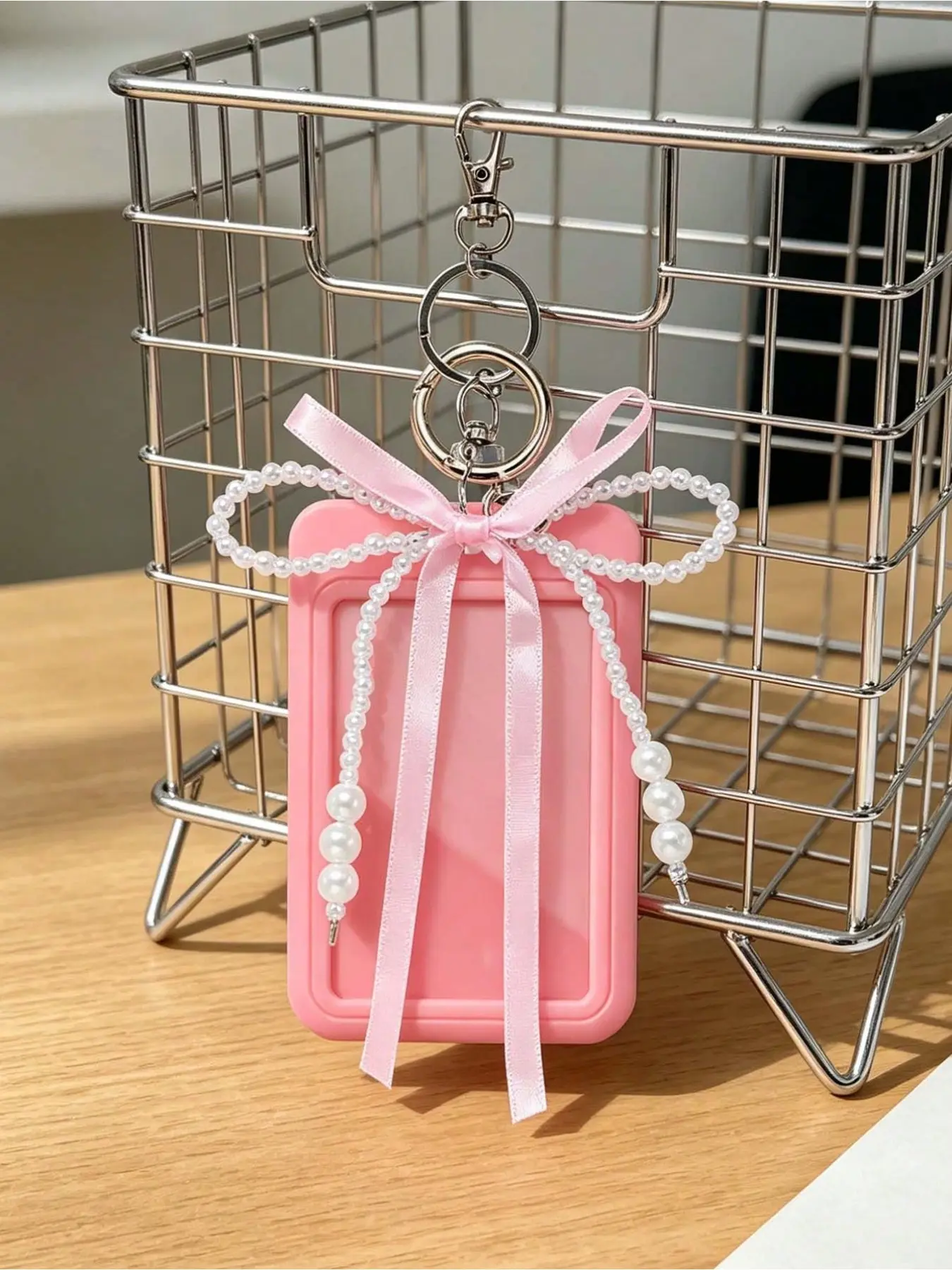 Cute card holder keychain adorned with pearl bow, trendy Y2K style retractable card sleeve. Perfect for ID cards, student cards and bank cards. Stylish daily accessory and great gift for birthdays, festivals and back-to-school season.