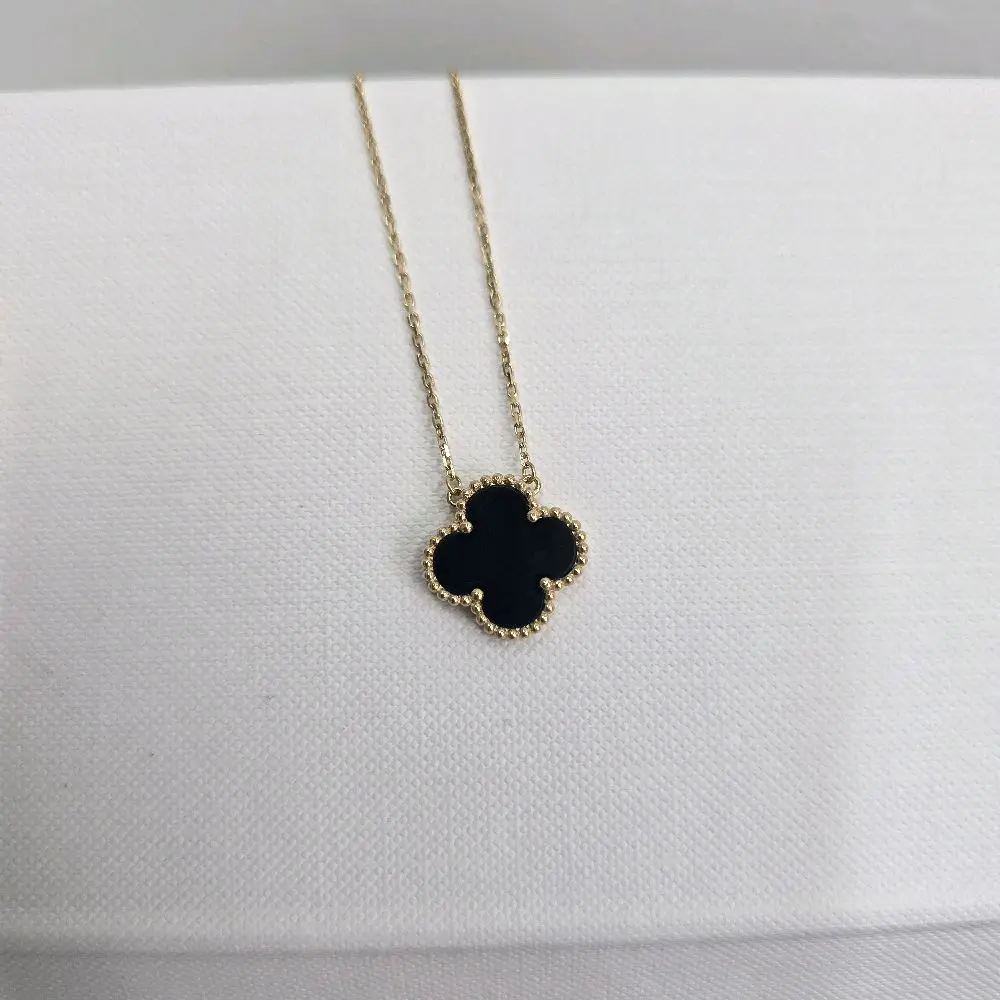 Cadena de Flor Oscura Oro 18k Necklace with Elegant Black Clover Pendant for Women's Fashion