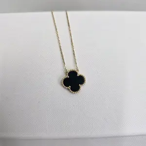 Cadena de Flor Oscura Oro 18k Necklace with Elegant Black Clover Pendant for Women's Fashion