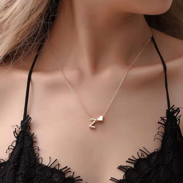 European and American fashion heart-shaped necklace with 26 English letters, simple and versatile, heart-shaped short collarbone chain