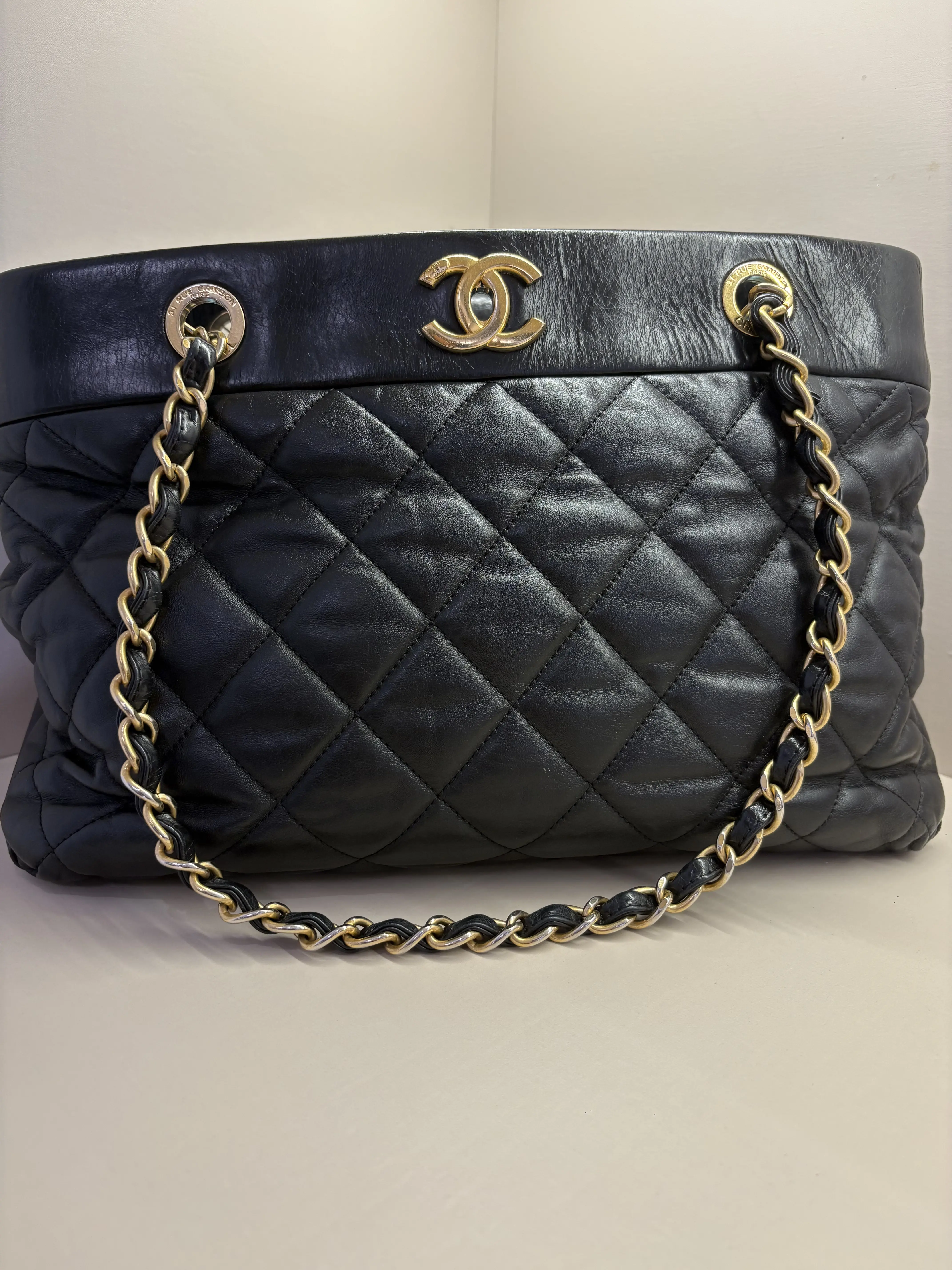 Pre-owned CHANEL Black Quilted Leather Tote with Gold Hardware 18363203HK A218