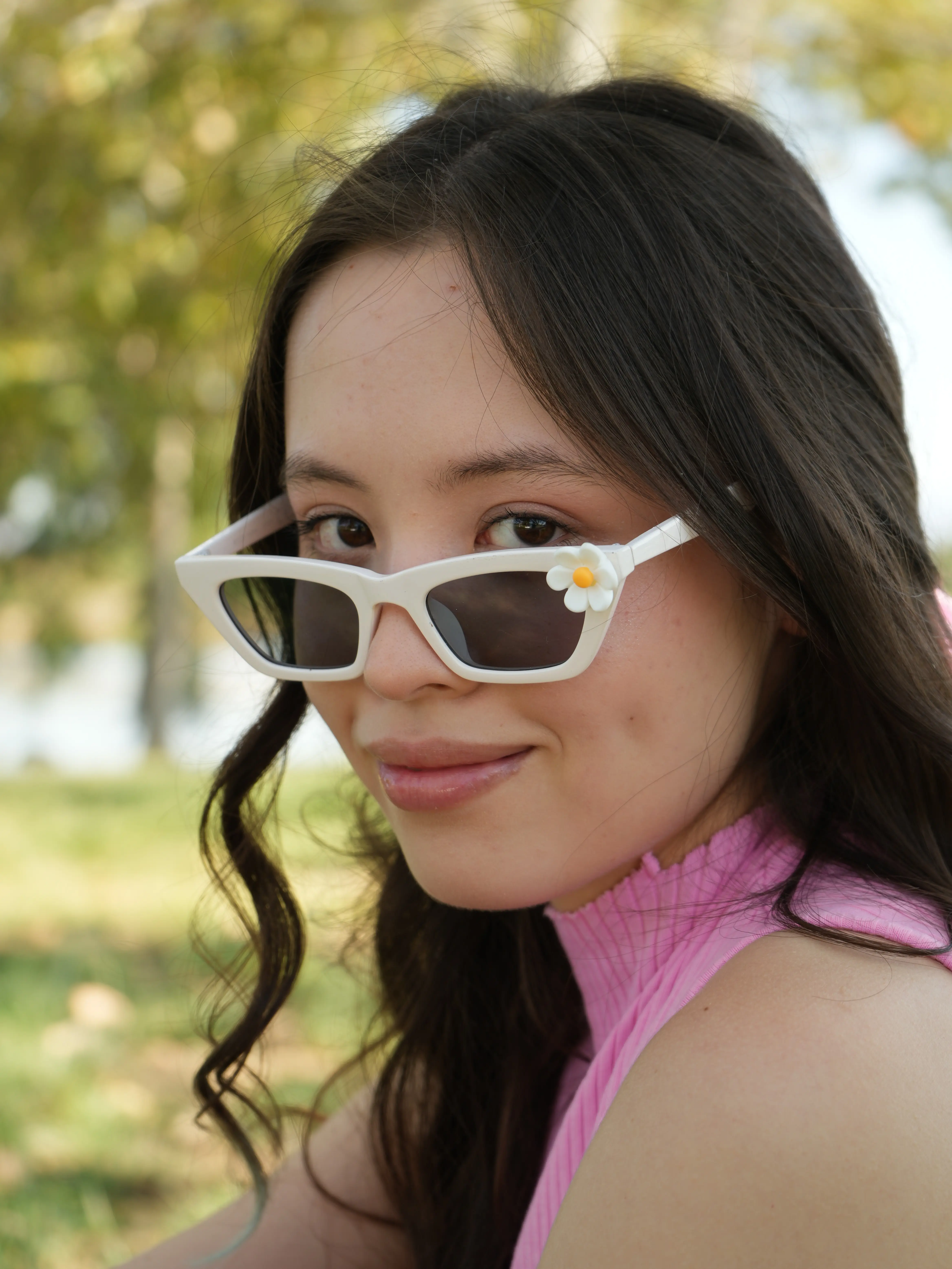V BY VYE DaisyDream Bloom In Style With These Adorable Sunglasses Featuring A 3D Daisy Available In Dreamy Pink And Soft Cream Frames These Y2K-Inspired Shades Add The Perfect Touch Of Playful Charm To Any Sunny Day Look Sun Lovers Dreamy Look A Must Have