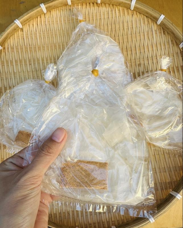 Xâu 5 bịch bánh tráng muối Tây Ninh– Rice Paper Snack with salt (5 Packs)