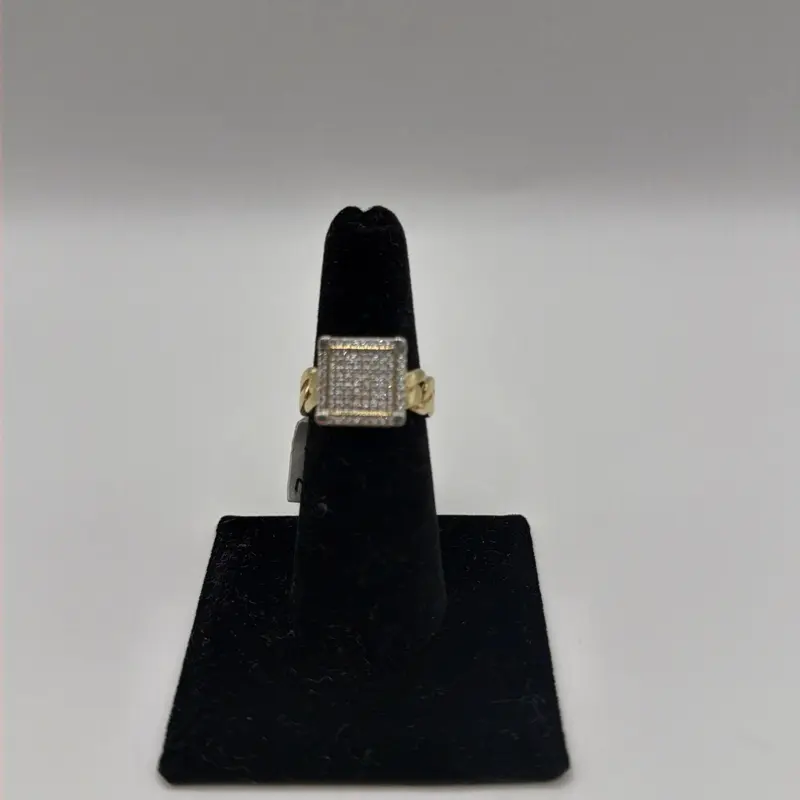 Beautiful solid ring size 7 in 10k gold