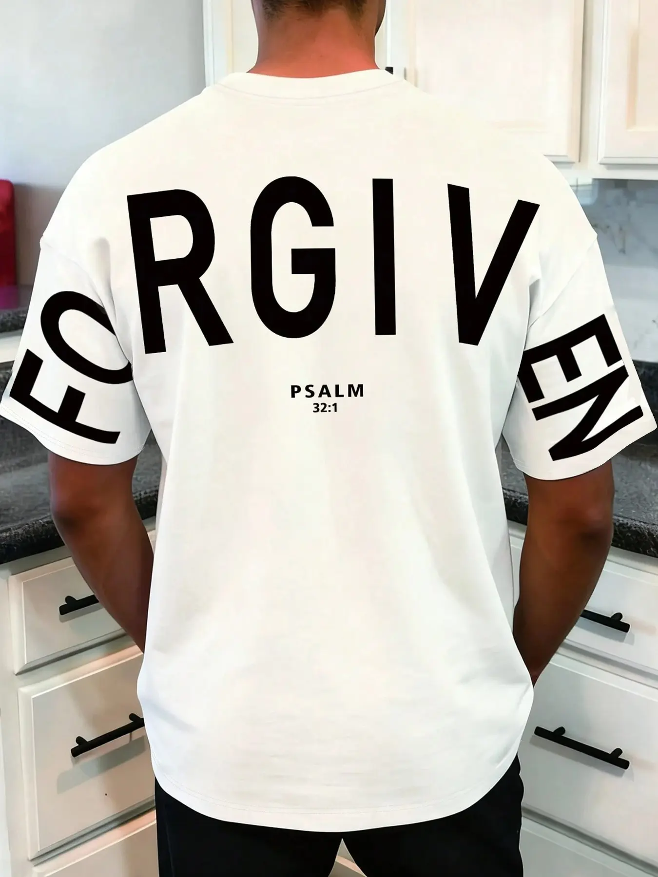 1 Piece Men‘s “FORGIVEN” Christian T-Shirt Streetwear, Biblical Verse Psalm 32:1 Print, Biblical Reference, Breathable Cotton Round Neck Fitted Crewneck For Casual Faith-Based Daily Wear And Church Apparel, Casual Graphic Tee, Menswear