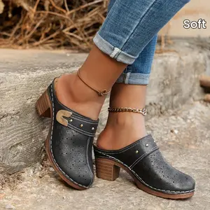 Women’s solid-color casual sandals, slip-on platform clogs with a soft sole and buckle strap, closed toe, chunky heels for everyday wear