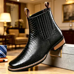 Men’s retro embossed crocodile Chelsea boots with a wooden heel—business casual shoes suitable for all seasons. Everyday fashion style featuring embossed crocodile leather; summer square-toe Chelsea boots and Western cowboy boots. botas ligeras