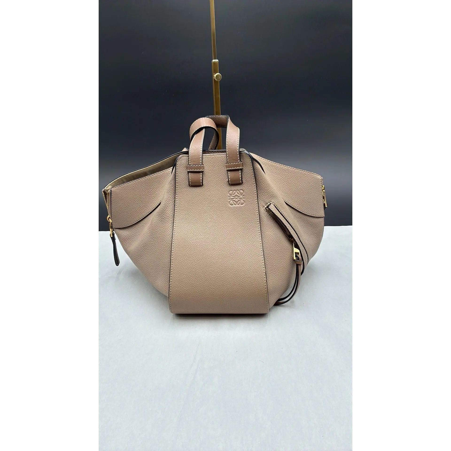 Pre-owned Leather Luxury Bags & Accessories Loewe Hammock Small Shoulder Bag, Beige Date Code: 061906. Entrupy ID: K98BXY3.