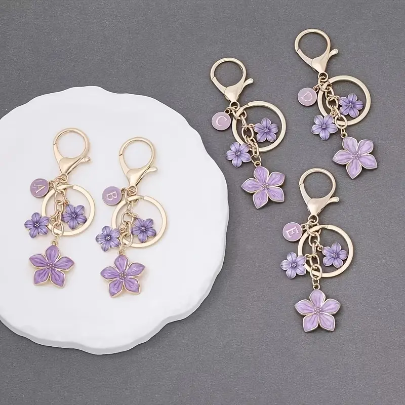 1Pc Women's Initial Floral, Stylish Keychain - Gold Tone Purple Flowers, Lobster Clasp Design, Bag and Key Charm, Keychain For Bags, Keyrings, Valentine's Day Gift, Fashion Accessory, Decorative Bead Detail, for Trend Lovers