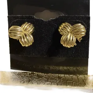 Aretes de flor con cierre omega Oro 10k italiano