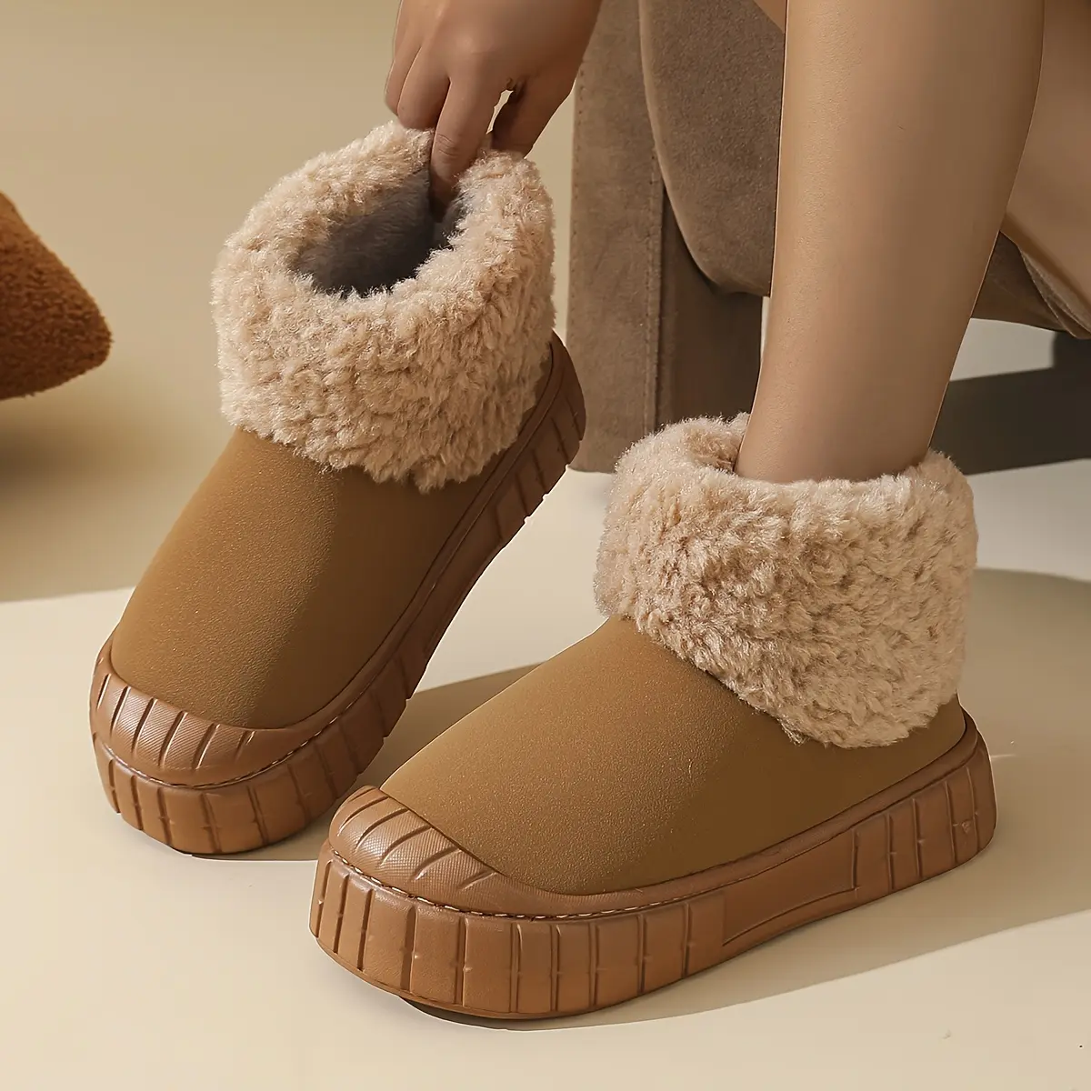 New Women's Winter Thickened Fleece High-top Plush Warm Outdoor Snow Boots Cold-resistant Home Office Essential Slippers