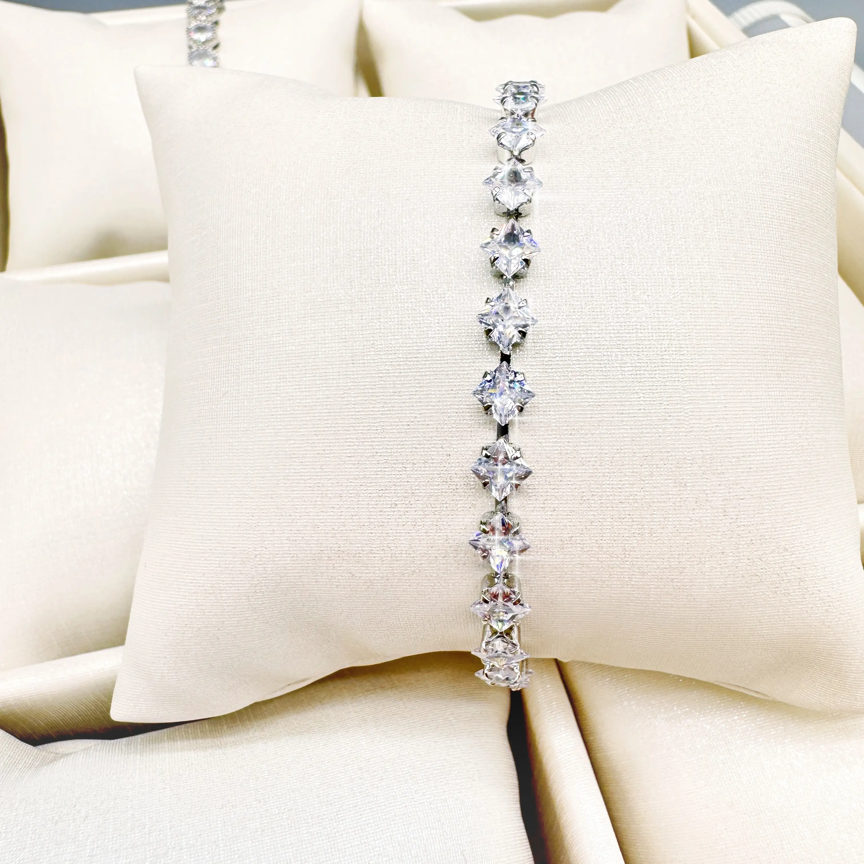 High-quality zirconium bracelet, secure and comfortable clasp. Featuring polished, handcrafted bracelets that combine exceptional aesthetics with a touch of luxury.
