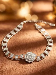 A double layered silver chain inlaid with square diamond camellia pendant necklace, creating an elegant and luxurious texture, suitable for various occasions such as dinner parties, light business, and dates.