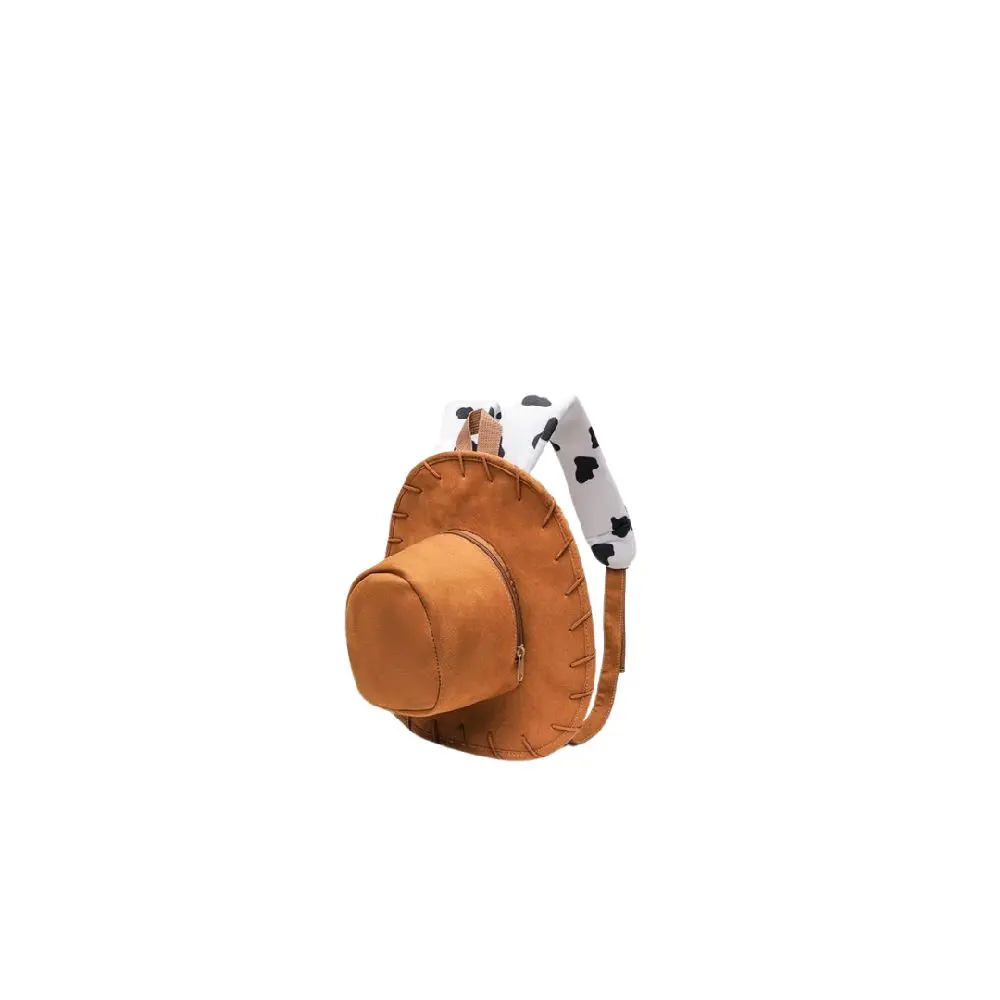mochila de sombrero vaquero es de gamusa  de