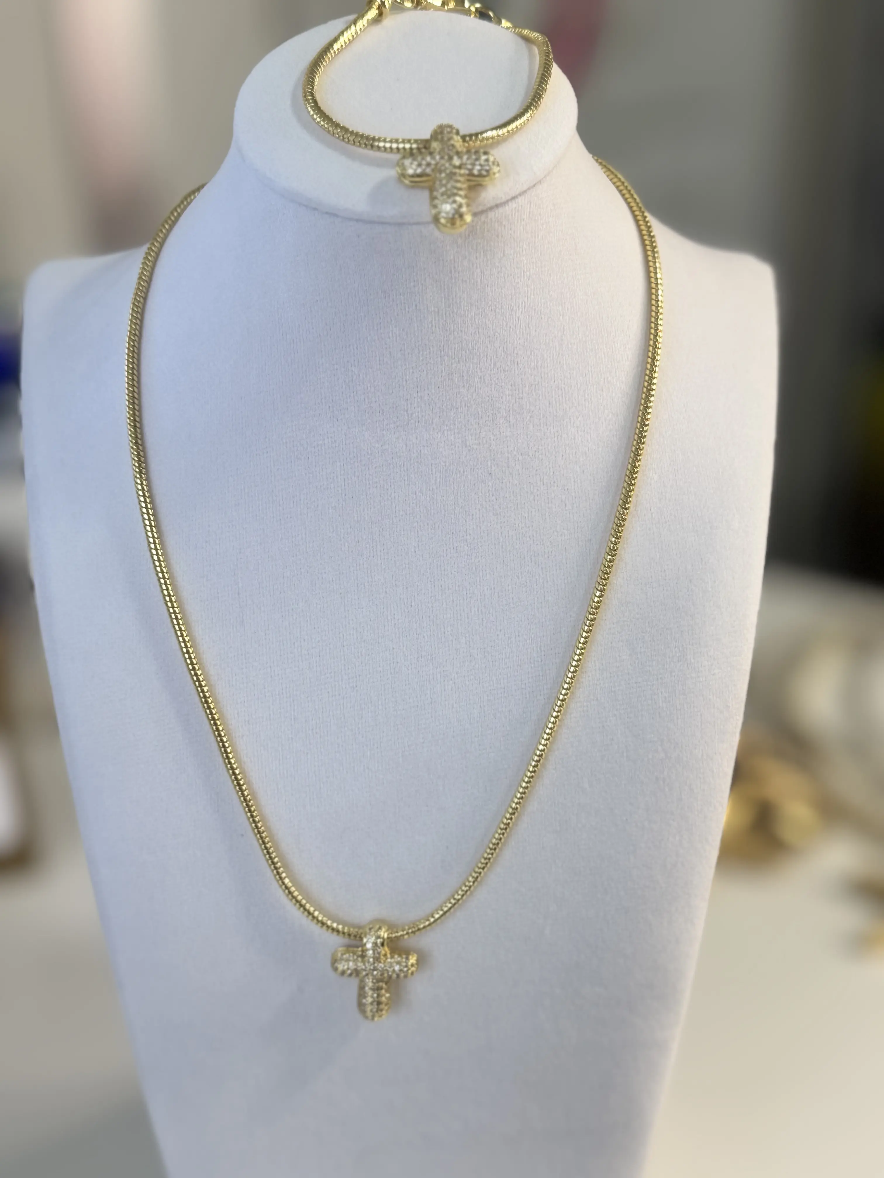 SET NECKLACE AND BRACELET