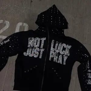 Gothic hip-hop rhinestone lettered hooded cardigan for men and women, featuring a loose chain and trendy Y2K zip-up sweatshirt hoodie