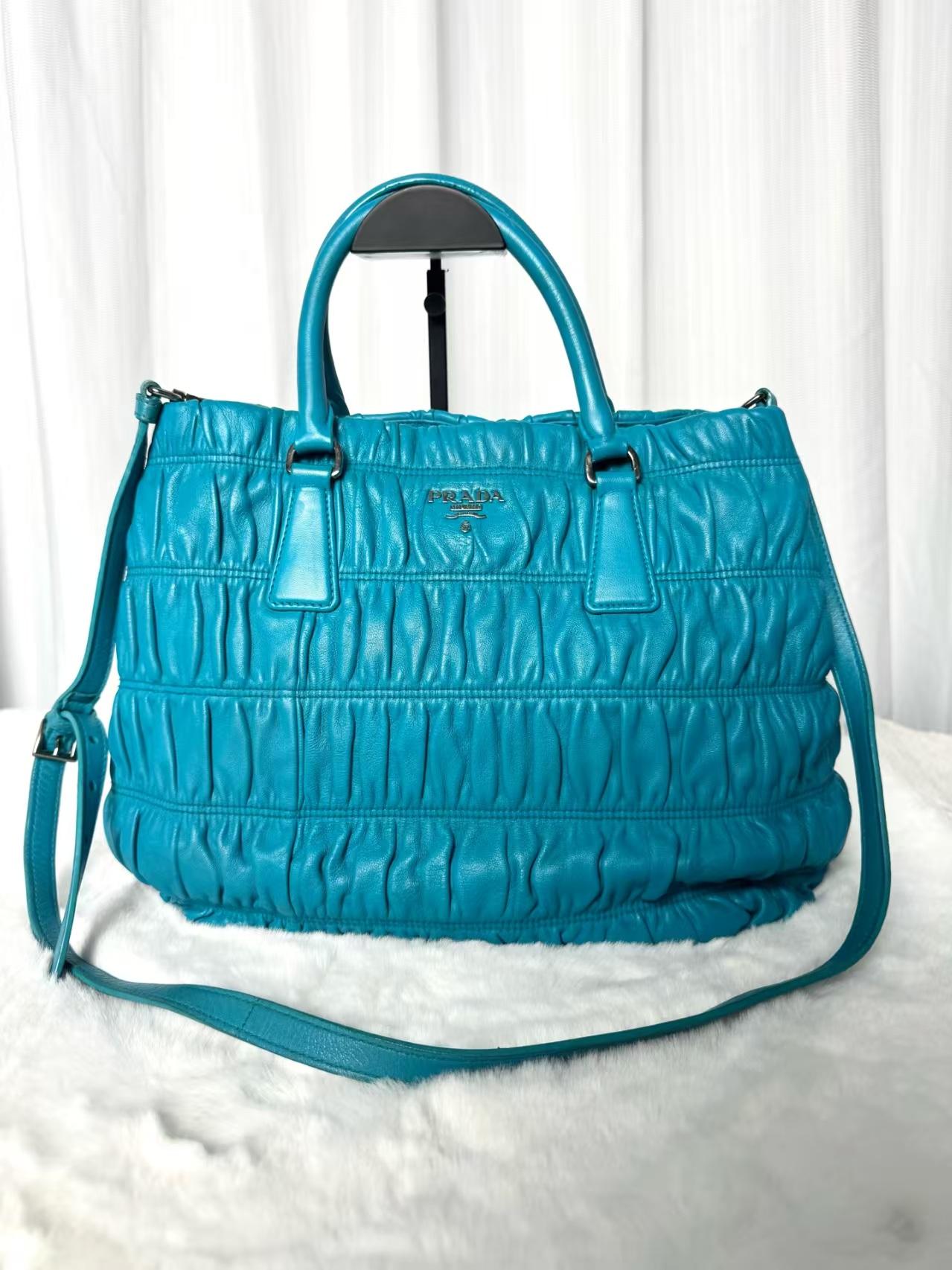 Pre-owned PRADA Blue Wrinkled Leather Shoulder Bag|20252271