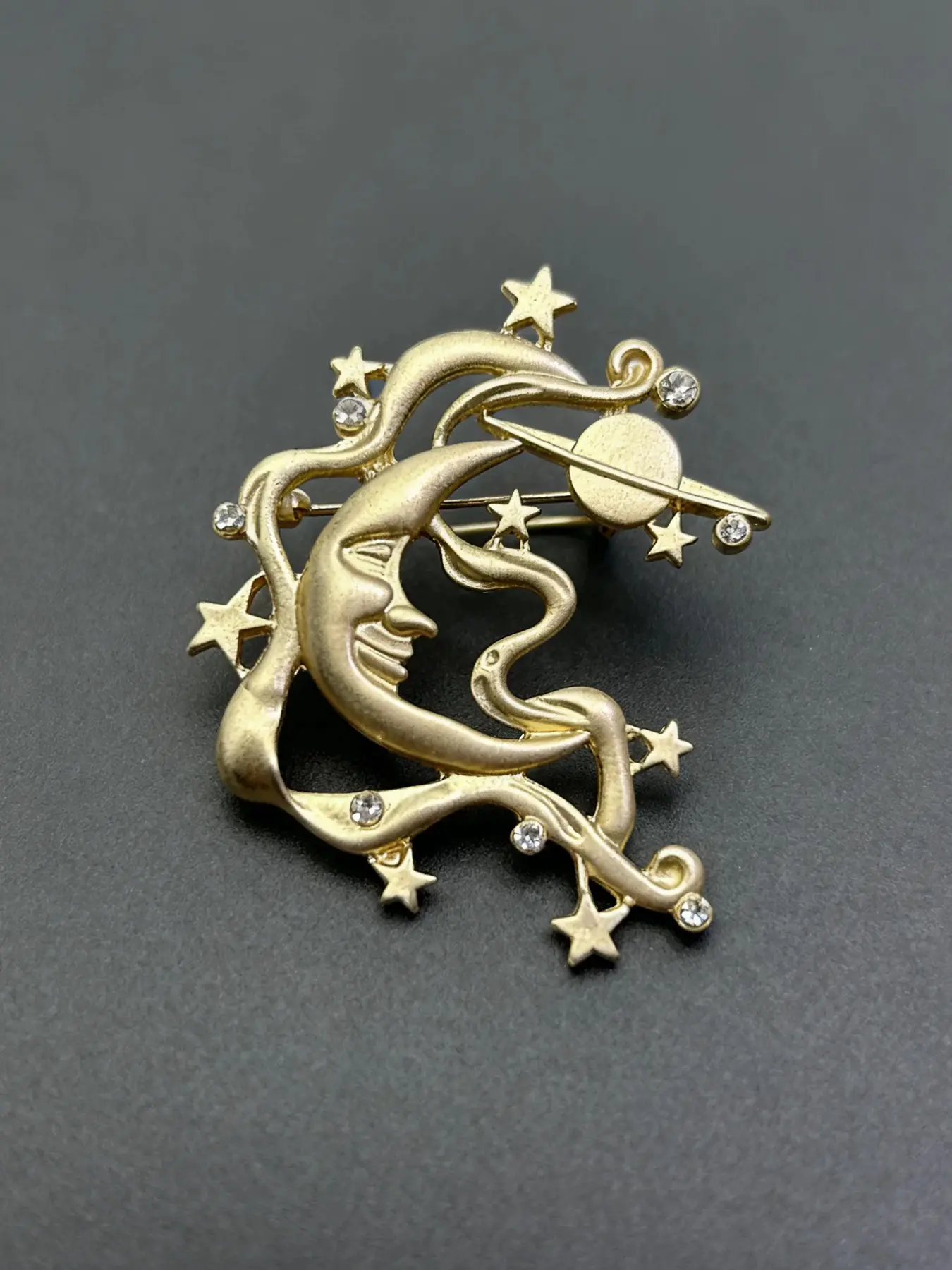 Vintage Matte Gold Moon Star Brooch, Creative Elegant Clothing Accessory for Women, Stylish Jewelry for Daily Wear