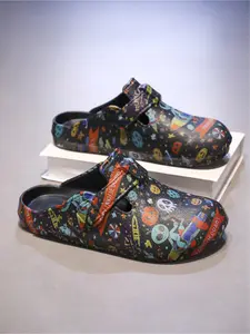 Parent-Child Space Graffiti Clogs, Playful Cool Style, EVA Material + Adjustable Strap + Non-Slip Sole, Parent-Child Compatible, Graffiti Eye-Catching , Ideal for Summer Daily Outfits & Parent-Child Leisure Scenarios