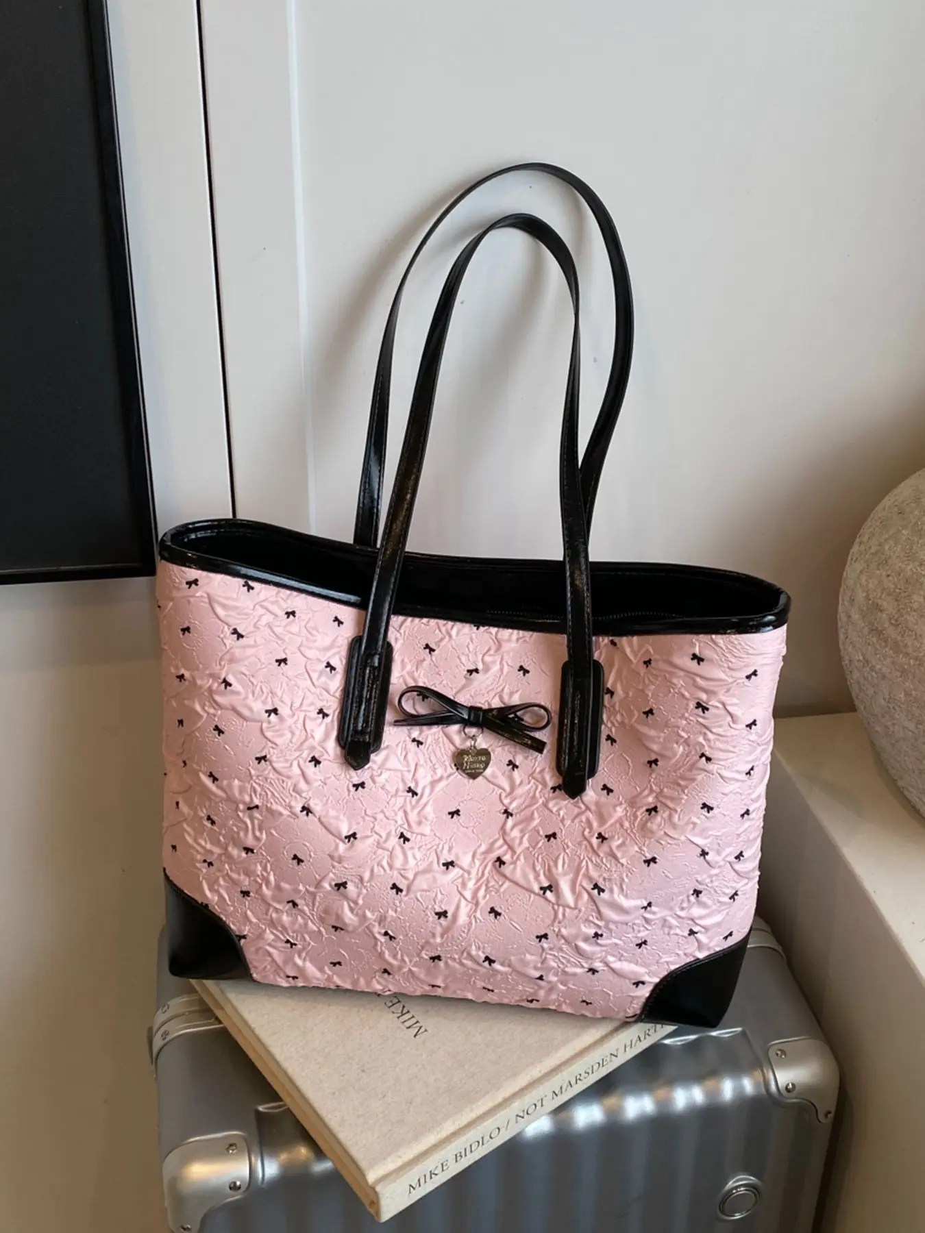 Gentle artistic and exquisite bow decoration tote bag, Totes bag, Fashion Patterned Bag, retro light luxury large capacity shoulder bag, can accommodate files and personal items, suitable for dates, parties, shopping