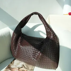 French-style woven handbag for women, elegant and versatile, suitable for underarm or shoulder use, textured tote bag for commuting.