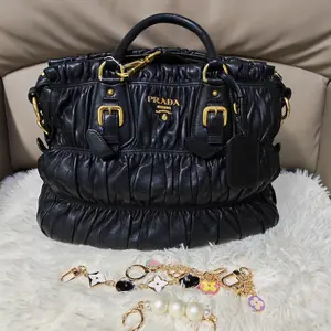 Pre-owned PRADA Black and Gold Pleated Shoulder Bag (SZ H17063)