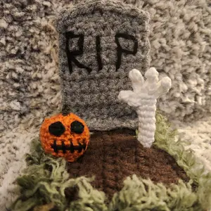 Graveside Halloween amigurumi