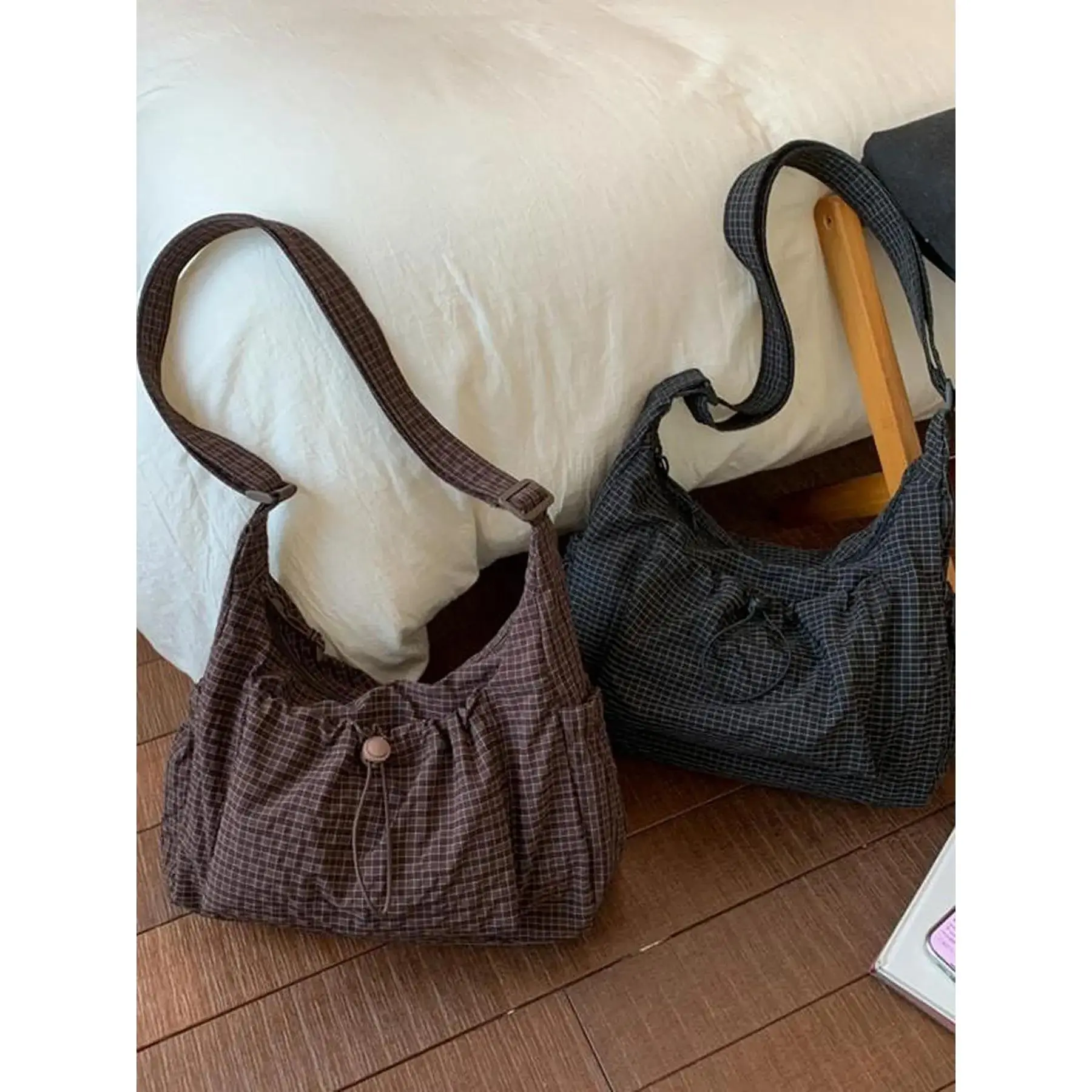 Fashionable and Lightweight Ruched Shoulder Crossbody Bag, Stylish Crossbody, Crossbody Purse, Casual and Versatile Plaid Handbag, Trendy and Textured Commuter Bag, Hobo Bag, Suitable for Daily Outfits, Commuting and Other Scenarios
