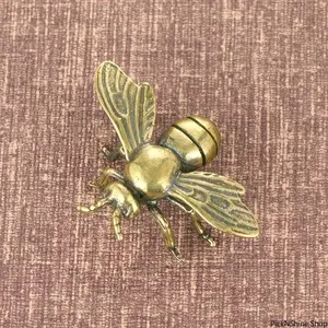 Solid Brass Bee Statue Ornament - Handcrafted Antique Copper Teapot Craft Vintage Copperware Decor, Desktop Accent Collectible Figurine, Chocolate-Themed Home Decor Gift for Adults (Study & Office Use)