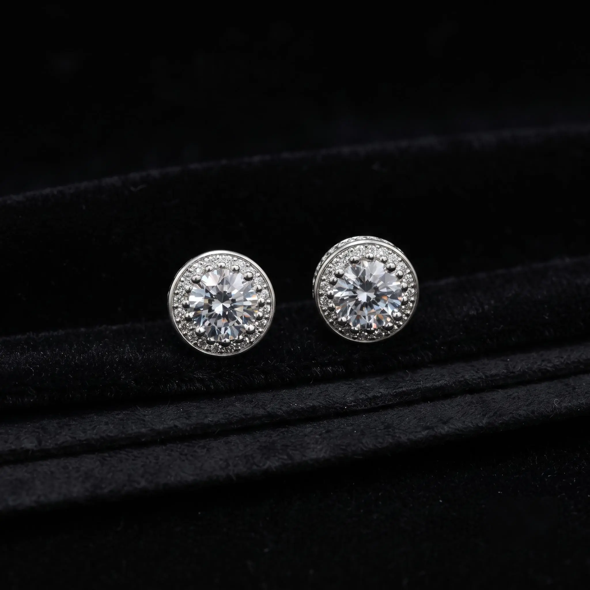 Silver-Edged Zircon Earrings - Round Diamond Surround Design, Starry Sky Aesthetic, Light Luxury Versatile Basic Jewelry for Commuting