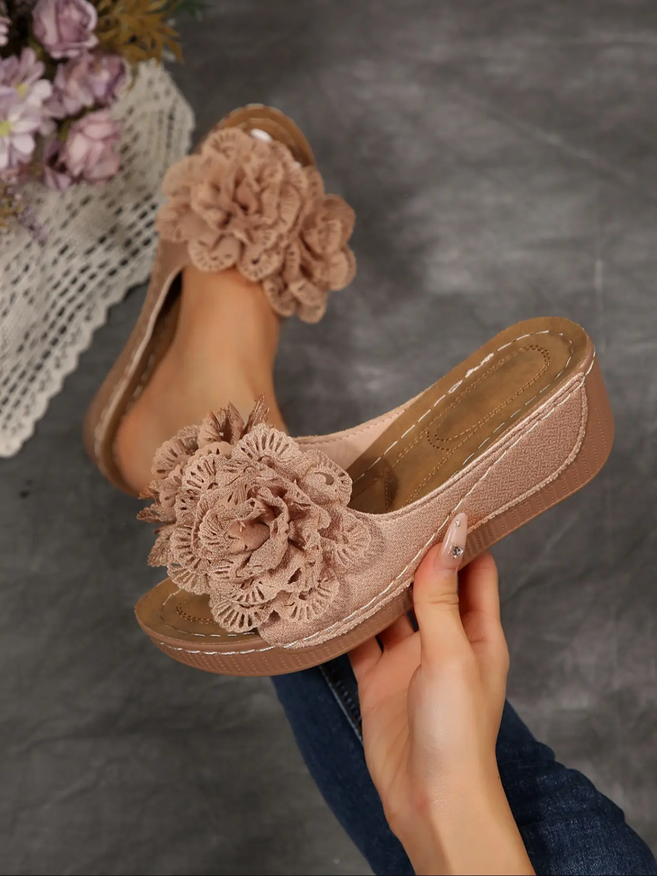 Women's new comfortable and soft casual slip-on sandals, with a soft wedge and flexible sole, essential minimalist sandals for everyday wear, perfect for school, work, and commuting, fashionable and trendy walking sandals.