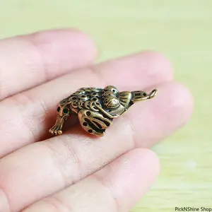 Pure Brass Three Foot Golden Toad Pendant Auspicious Wealth Frog Animal Statue Vintage Craft Ornament For Home Living Room Desk Interior Decoration And Lucky Collection Display