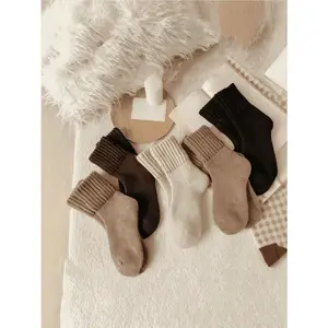 5 Pairs Women's Solid Color Minimalist Crew Socks, Gentle Plush Material, Autumn Winter Insulating Heat Retention, Essential Warm Socks For Everyday Use & House Relaxation