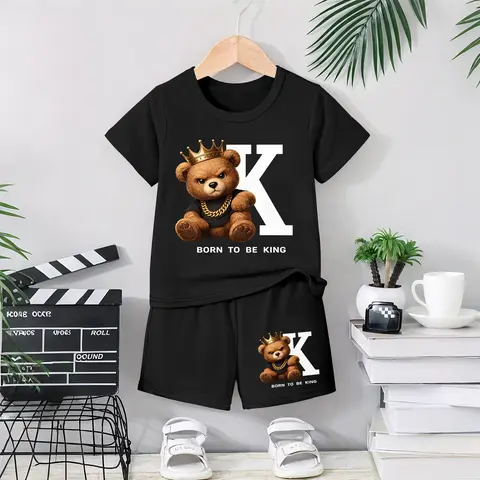 Boys' Cartoon Bear Print Short-Sleeved T-Shirt And Shorts Set, Casual Children's Summer Clothing, Comfortable Round-Neck Outfit, Suitable For Everyday Wear And Outdoor Activities.