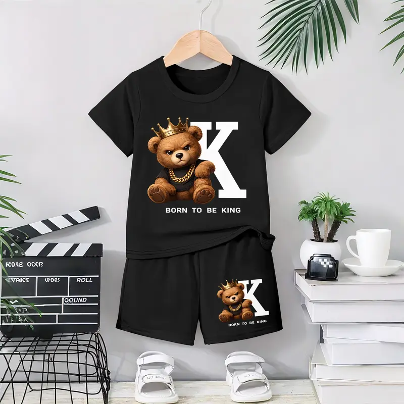 Boys' Cartoon Bear Print Short-Sleeved T-Shirt And Shorts Set, Casual Children's Summer Clothing, Comfortable Round-Neck Outfit, Suitable For Everyday Wear And Outdoor Activities.