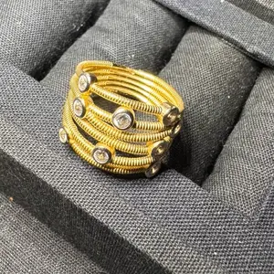 Anillo de Plata 925 Amarillo con Detalles de Diamantes y Diseño de Espiral Elegante