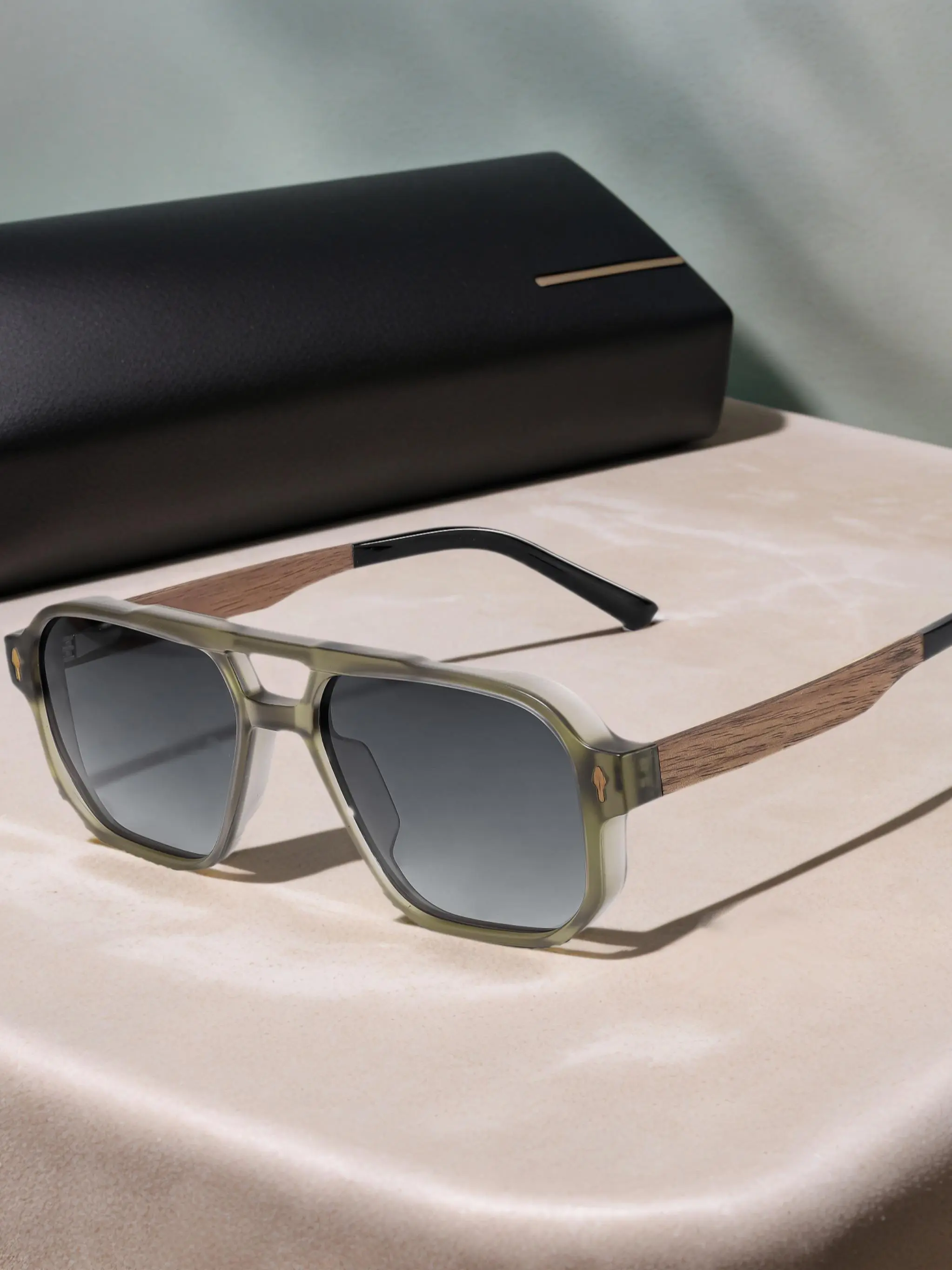 CATERSIDE 1 pair of small-frame flat double-bridge sunglasses with solid wood temples and spring hinges, suitable for both men and women. They are ideal for casual sports, cycling trips, weekend shopping, airport outfits, beach yoga, and daily commuting.