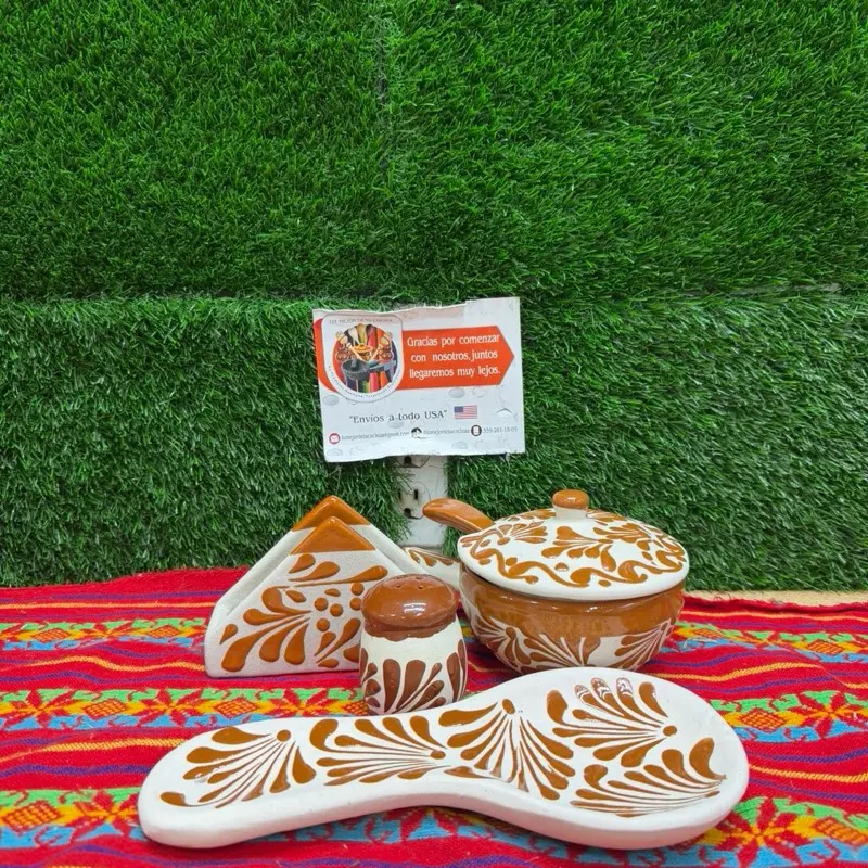 Kitchen Set Pack Relieve Cielito Lindo, color Mamey (Salsera Relieve, Napkin, Salero y Porta Spoon).