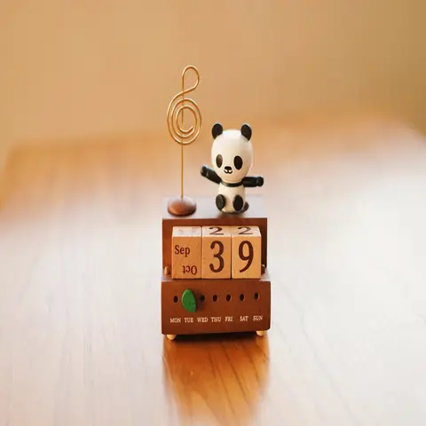 Handcrafted Wooden Clockwork Music Box Calendar - Cute Desktop Living Room Decoration Items with Fun Handle for Audio Play, Anniversary Business Gift, Home Supplies Ornament