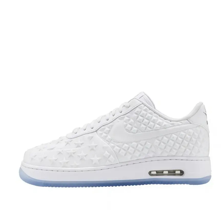 Stand out gently in crowds with full white embossed sneakers matched with basic casual shorts to create fresh street fashion for hot summer sightseeing trips